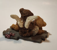 1994 United Design Teddy Angels Everybody Needs A Helping Hand Murray Mending Bruin 2 3/4" Tall Resin Figurine