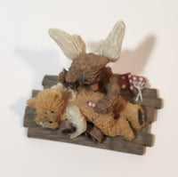 1994 United Design Teddy Angels Everybody Needs A Helping Hand Murray Mending Bruin 2 3/4" Tall Resin Figurine