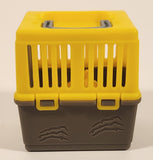 2018 Jazwares Feisty Pets Mini Misfits Ginormous Gracie Giraffe 1 3/4" Toy Figure with Moving Mouth and Eyes Including Yellow Carrier Crate