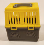 2018 Jazwares Feisty Pets Mini Misfits Ginormous Gracie Giraffe 1 3/4" Toy Figure with Moving Mouth and Eyes Including Yellow Carrier Crate