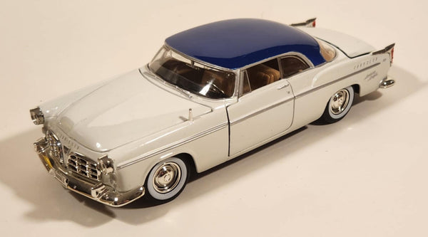 2008 Motor Max No. 73302 American Graffiti 1955 Chrysler 300C White with Blue Roof 1/24 Scale Die Cast Toy Car Vehicle with Opening Doors Hood Trunk