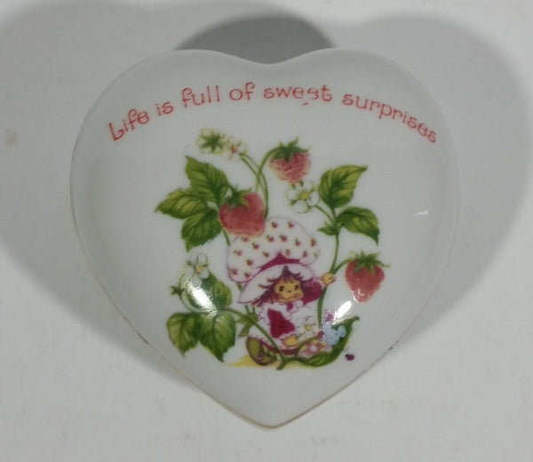 Vintage 1980 Designers Collection Strawberry Shortcake Fine Porcelain Heart Shaped Trinket Box WWA Inc Made in Japan