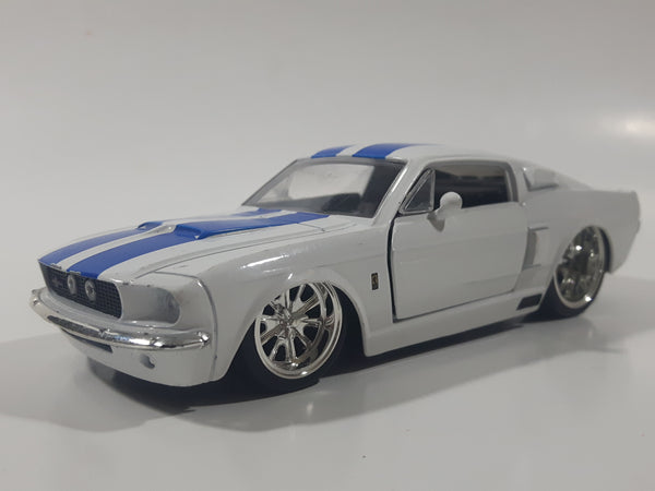 Jada Big Time Muscle No. 91385 1967 Shelby GT-500 White with Blue Stripes 1/32 Scale Die Cast Toy Car Vehicle with Opening Doors