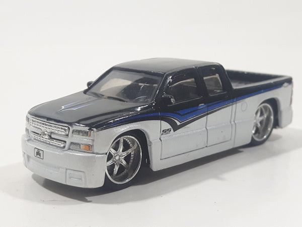 Maisto G Ridez 2004 Chevrolet Silverado SS Low Rider White and Dark Blue Die Cast Toy Car Vehicle with Rubber Tires