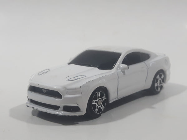 Maisto 2015 Ford Mustang GT White Die Cast Toy Car Vehicle