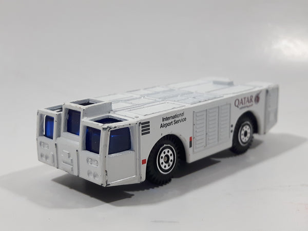Rare RealToy Qatar Airways Airport Ground Support Airplane Towing Vehicle White Die Cast Toy Car Vehicle